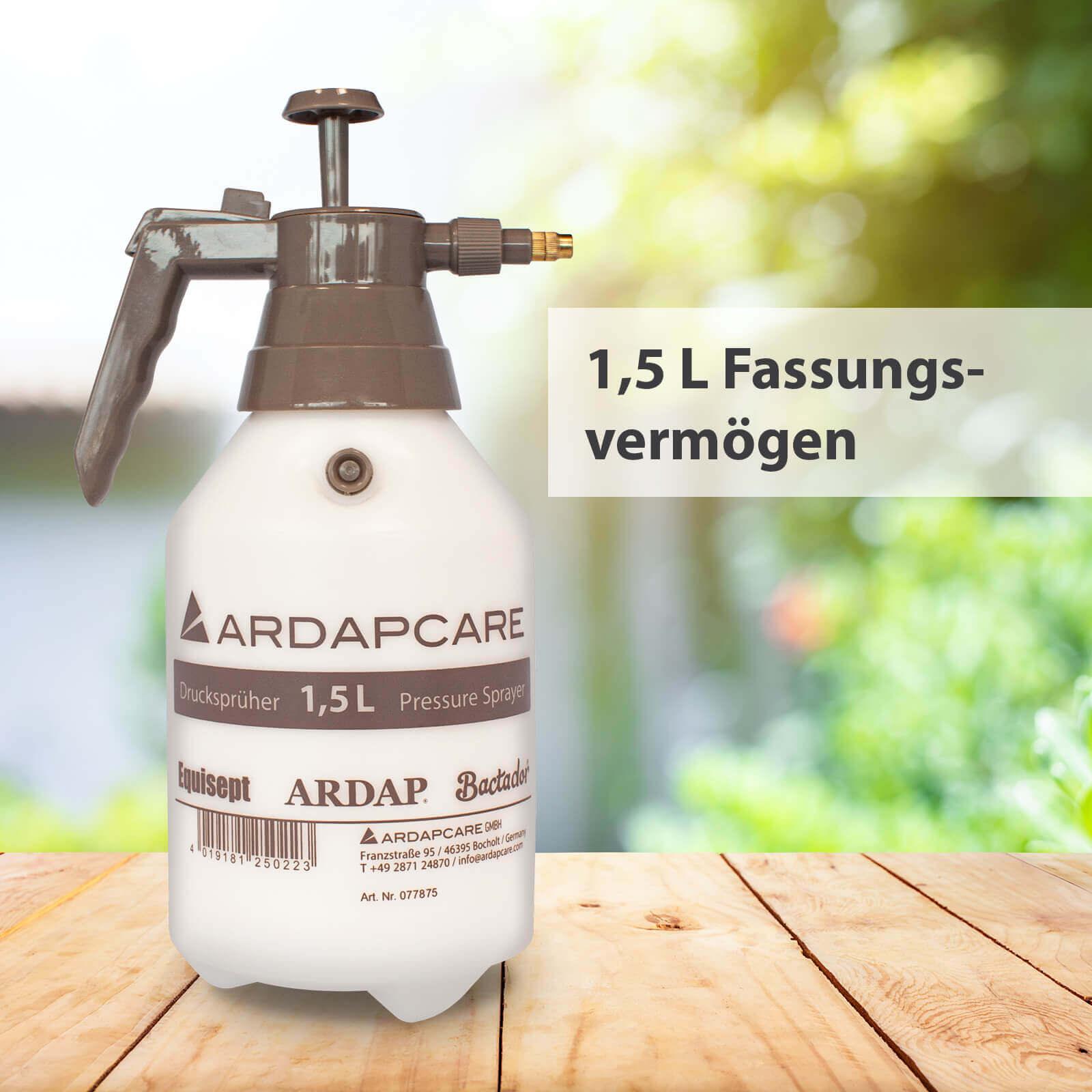 ARDAP Drucksprüher auf Holztisch mit der Schrift "1,5L Fassungsvermögen"