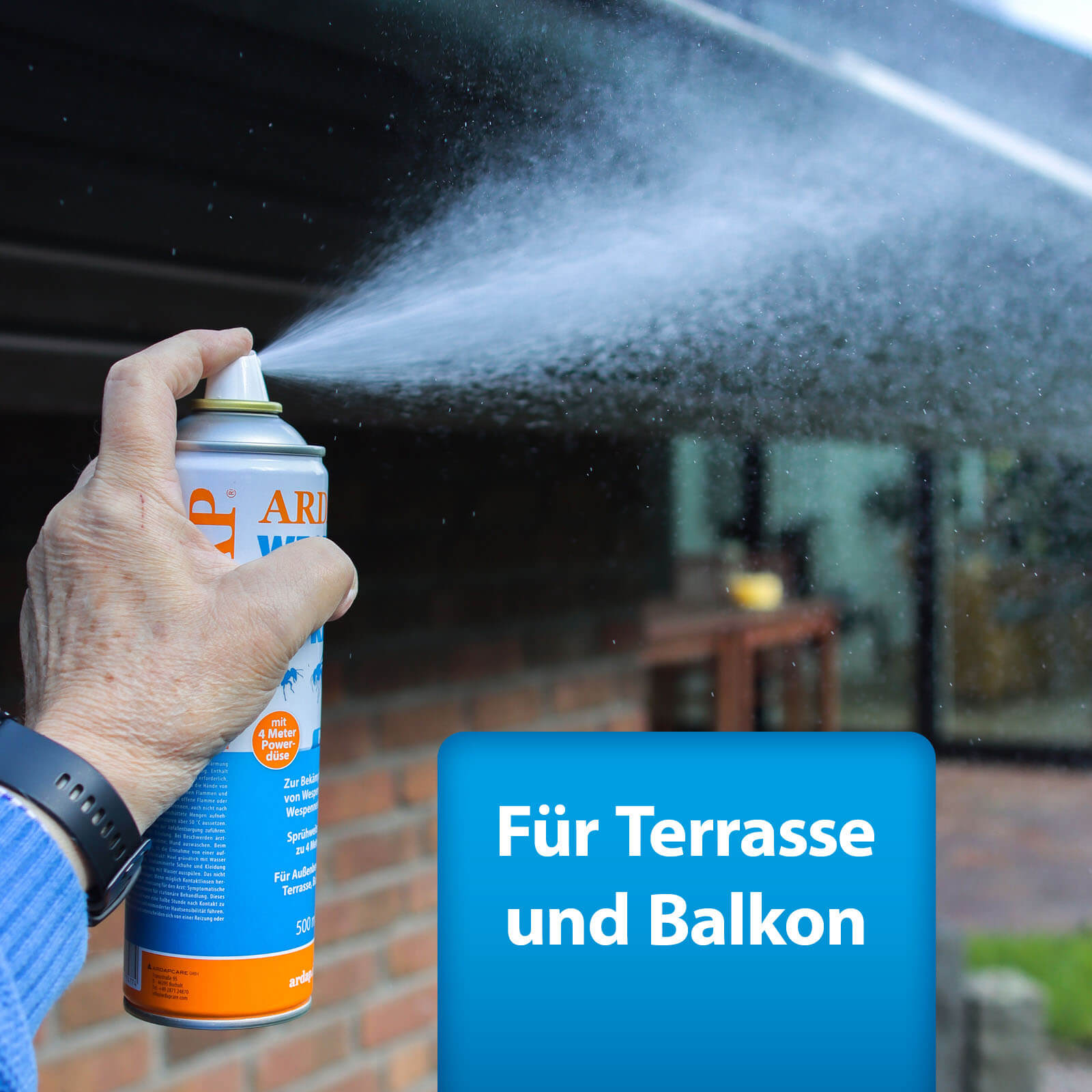 Wespen Powerspray wird auf Terrasse gesprüht - Für Terrasse und Balkon