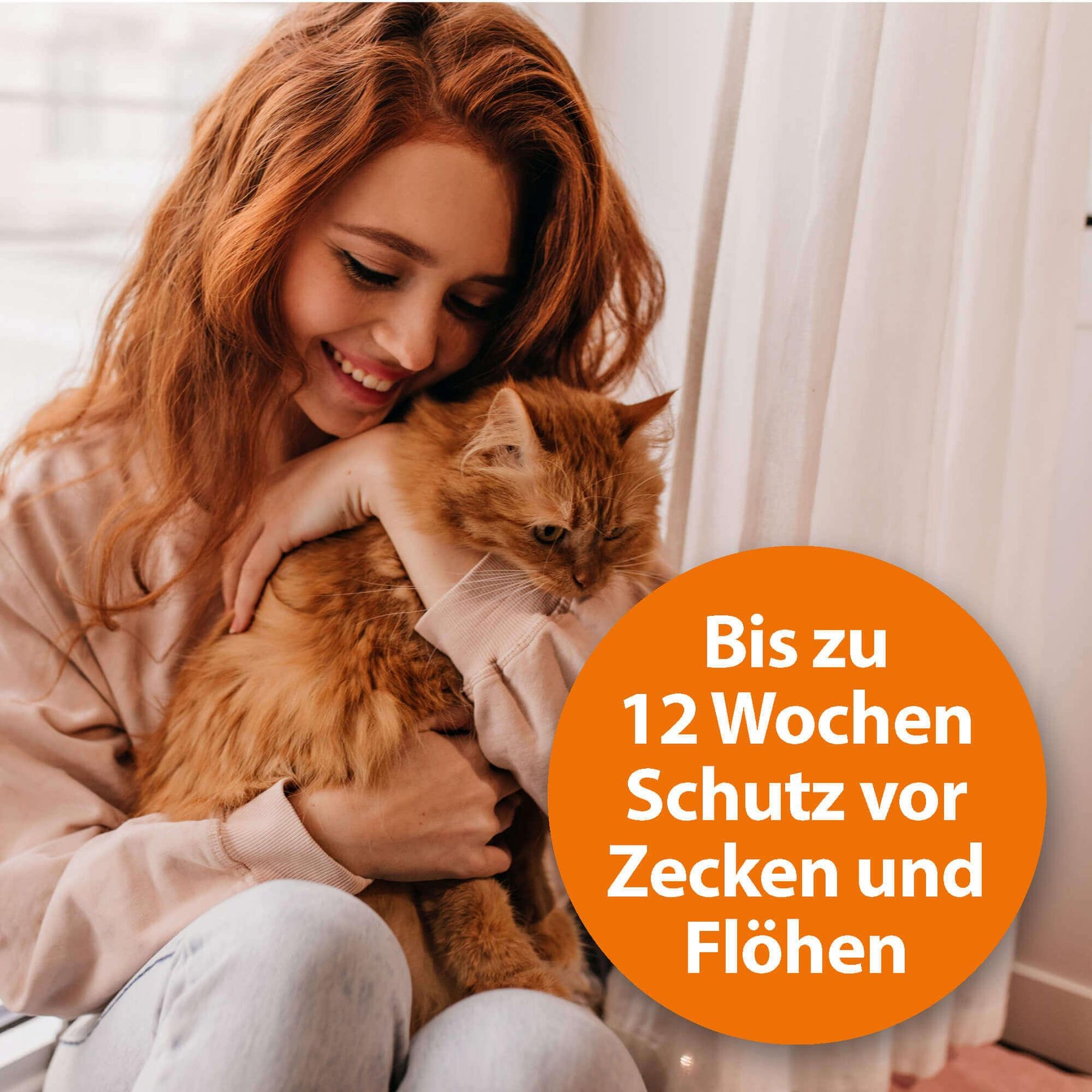 Rootharige junge Frau kuschelt mit Ihrer Langhaarkatze mit der Schrift "Bis zu 12 Wochen Schutz vor Zecken und Flöhen"