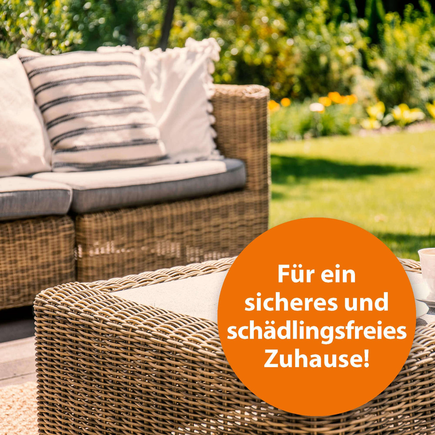 Gartenlounge mit der Schrift "Für ein sicheres und schädlingsfreies Zuhause!"