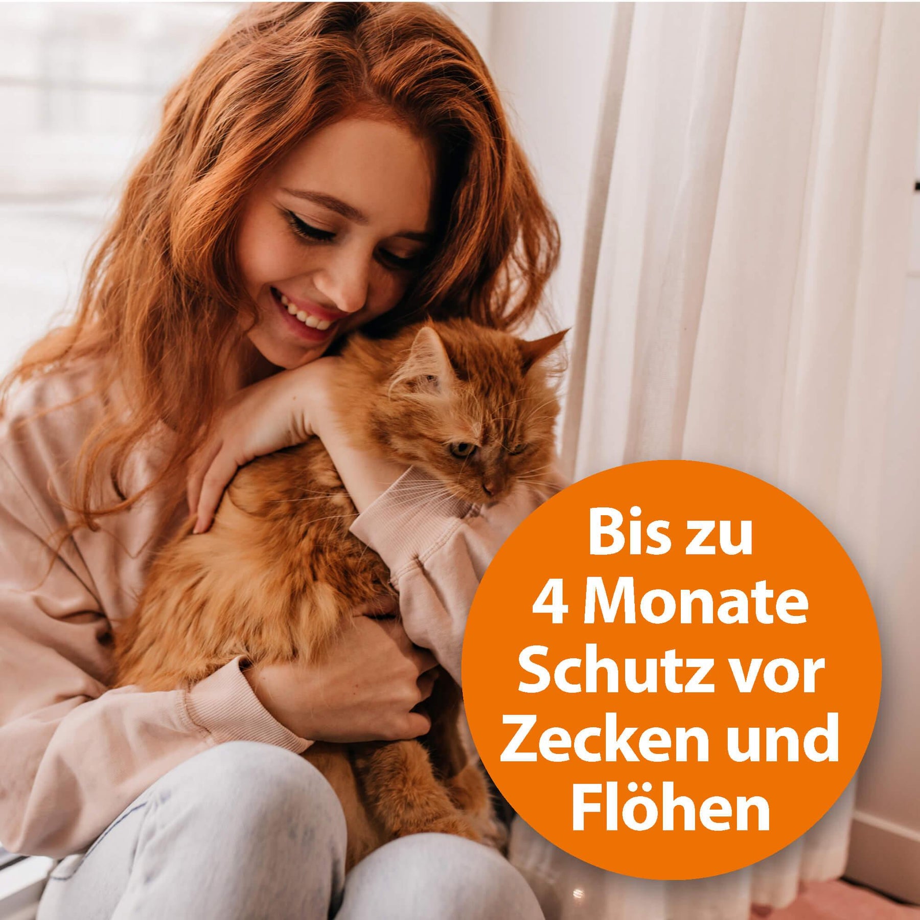 Rothaarige junge Frau kuschelt mit Ihrer Langhaarkatze mit der Schrift "Bis zu 4 Monate Schutz vor Zecken und Flöhen"