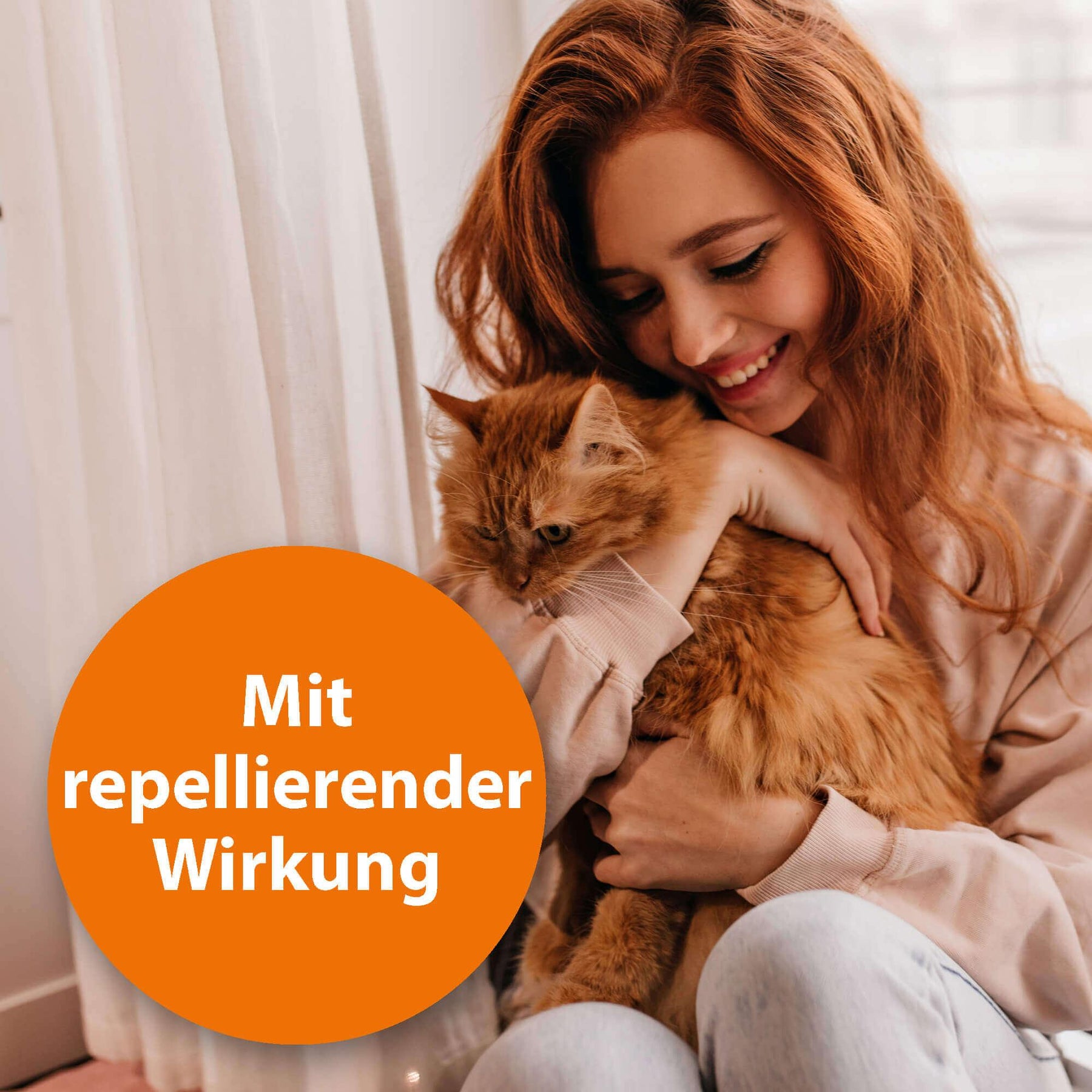 Rothaarige junge Frau kuschelt Ihre Langhaarkatze mit der Schrift "Mit repellierender Wirkung"