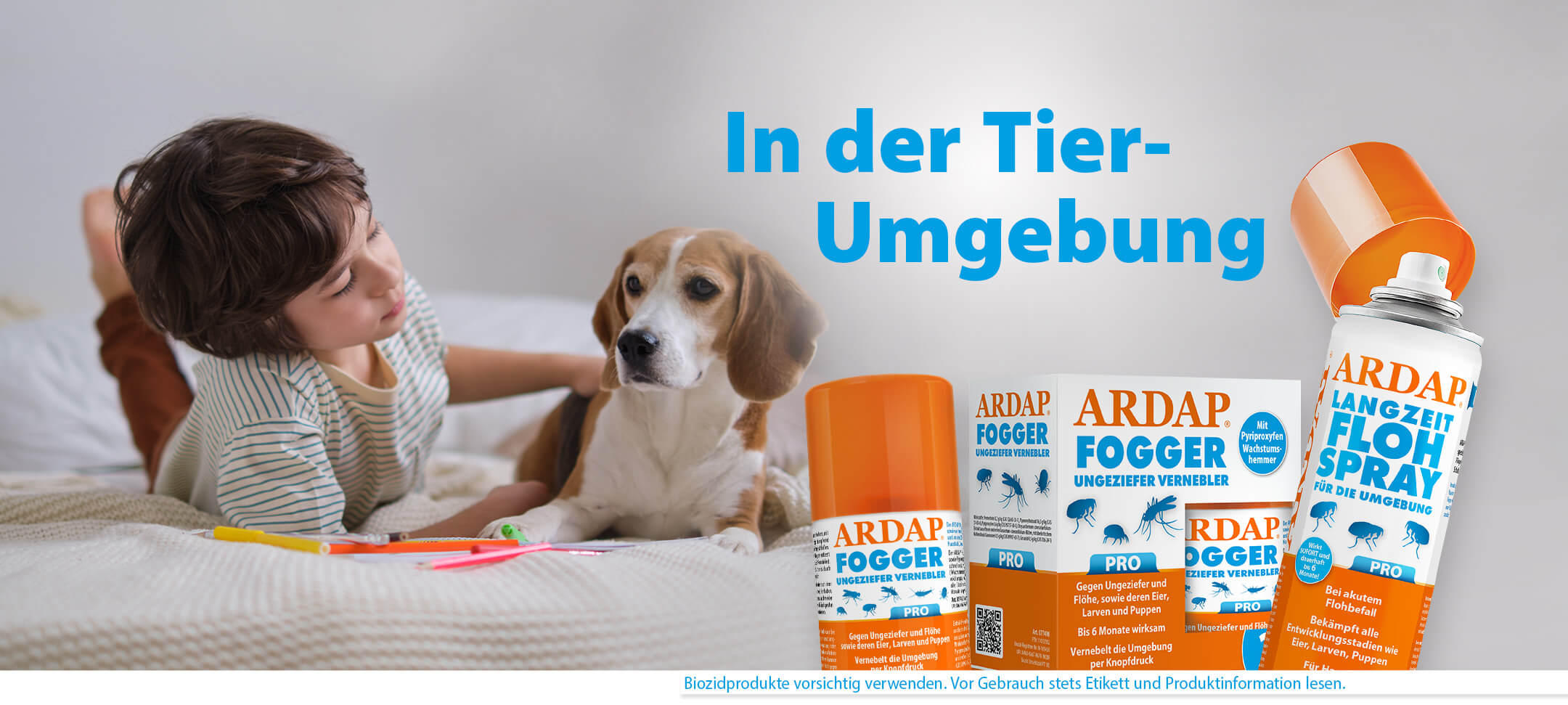 Kind mit Hund und Produkte für die Tierumgebung