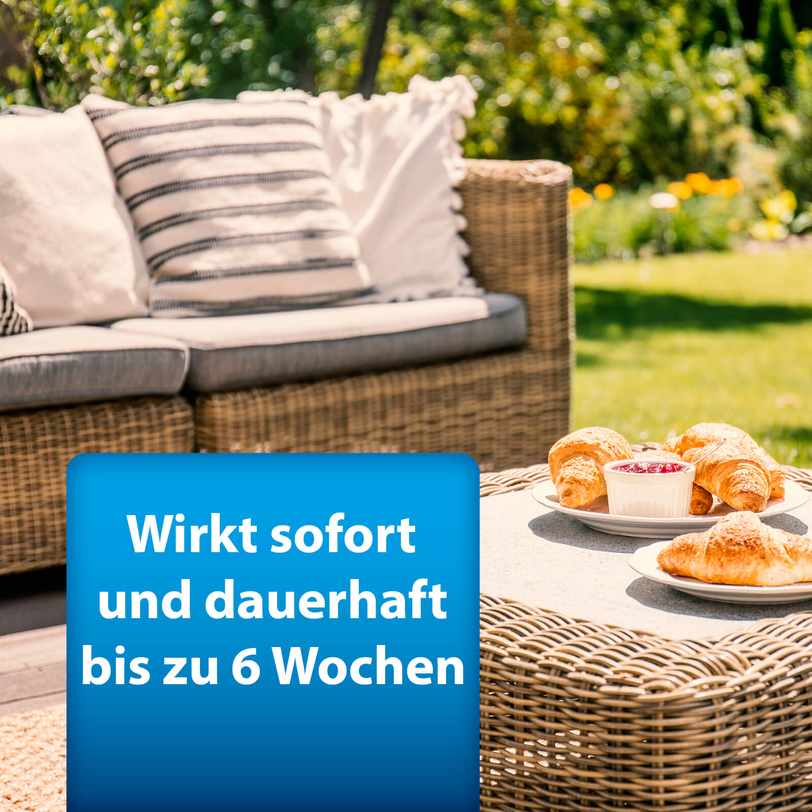 Bild von Croissant auf Loungemöbeln draußen mit Text "Wirkt sofort und dauerhaft bis zu 6 Wochen"